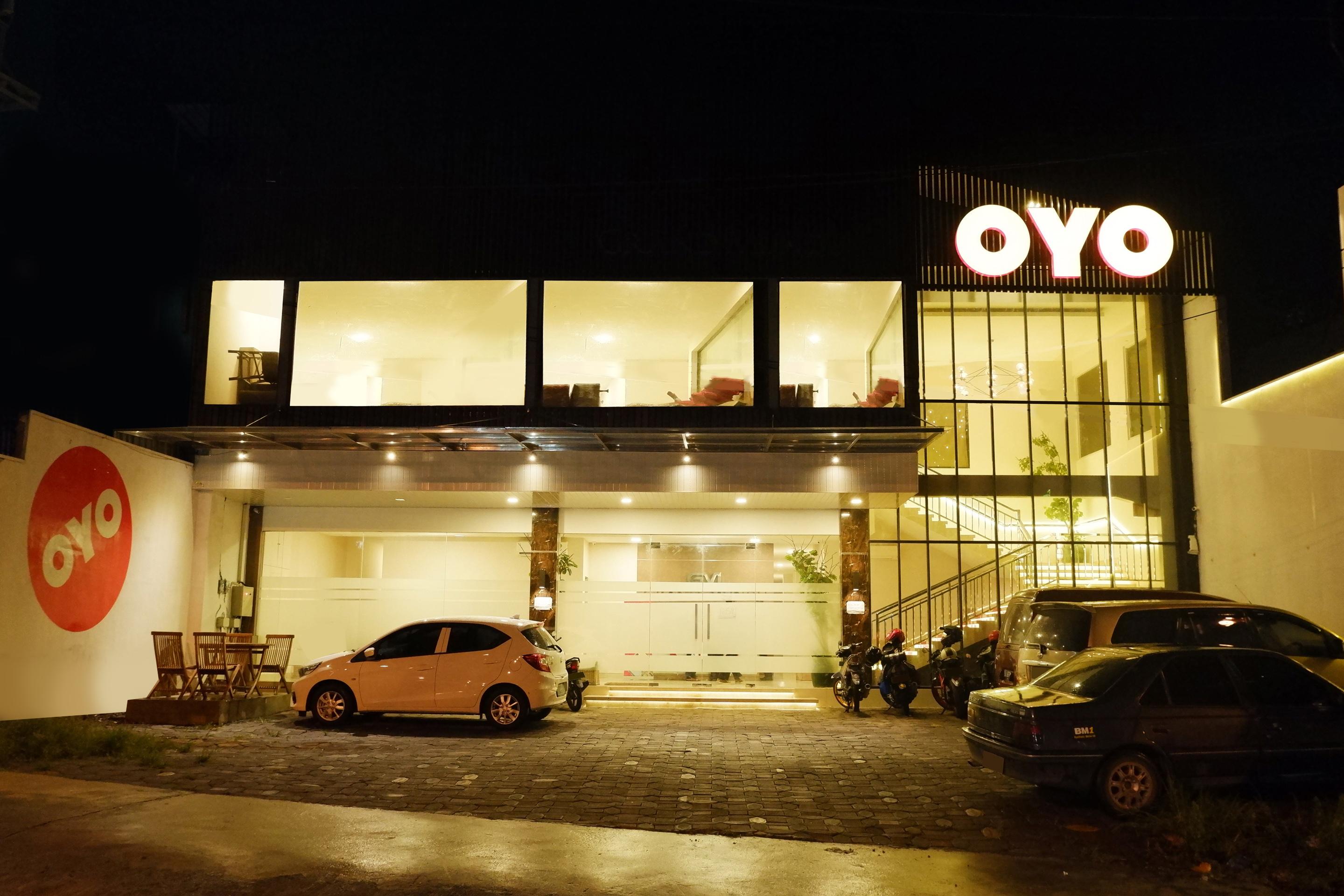 Oyo 379 Grand Mundu Semarang Exterior foto
